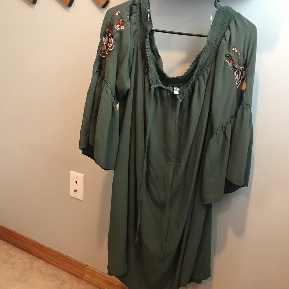 Green off the shoulder dress with floral stitch 2x